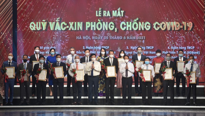 Donations are presented to the COVID-19 vaccine fund during its inaugural ceremony (Photo: VGP)