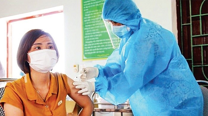 Bac Giang Province completes the injection of 150,000 doses of COVID-19 vaccines for frontline forces against the pandemic and for workers in 10 localities in the province. (Photo: Duc Duy)