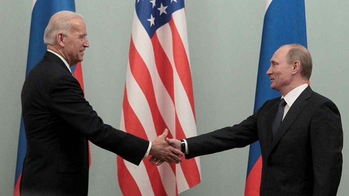 Then-Russian Prime Minister Vladimir Putin (R) shakes hands with then-US Vice President Joe Biden during their March 2011 meeting in Moscow. (Photo: Reuters)