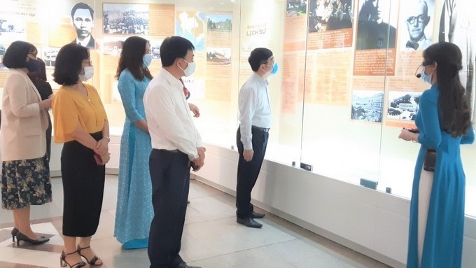 Visitors to the exhibition at the Ho Chi Minh Museum in Hanoi. (Photo: hanoimoi.com.vn)