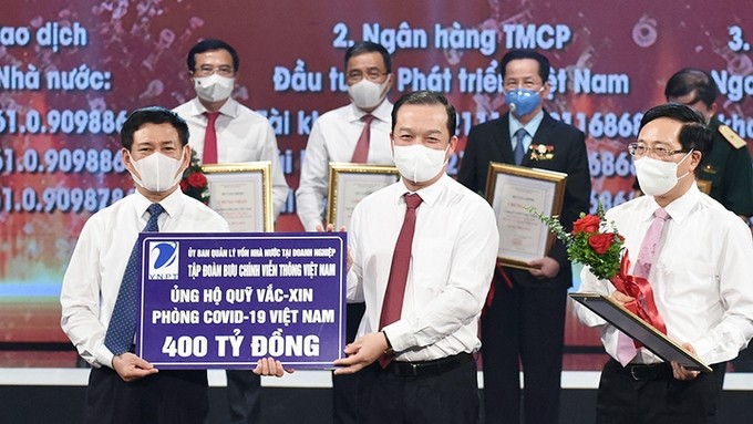 VNPT Group donates VND400 billion to the COVID-19 Vaccine Fund at its launching ceremony. (Photo: NDO)