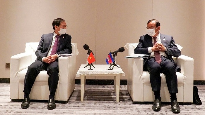 Foreign Minister Bui Thanh Son (L) meets with Cambodian Deputy Prime Minister and Minister of Foreign Affairs and International Cooperation Prak Sokhonn. (Photo: MOFA)
