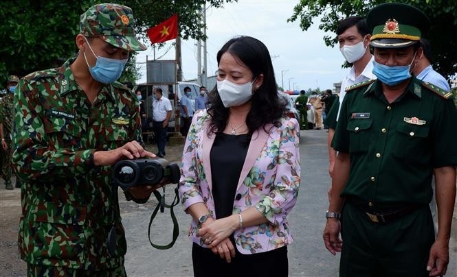 Vice President Vo Thi Anh Xuan (C) visits anti-pandemic forces in An Giang. (Photo: VNA)