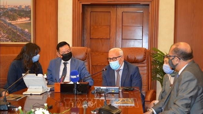 Vietnamese Ambassador Tran Thanh Cong to Egypt (second, left) meets with Port Said Governor Adel e-Ghadban on June 9. (Photo: VNA)
