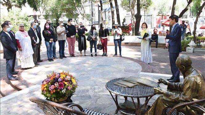 A delegation of political activists from left wing and progressive parties in Latin America laid flowers at the statue of President Ho Chi Minh. (Photo: VNA)