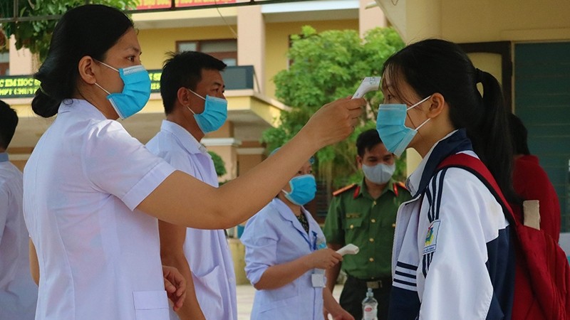 All candidates in Quang Binh have their temperature checked before entering testing rooms.