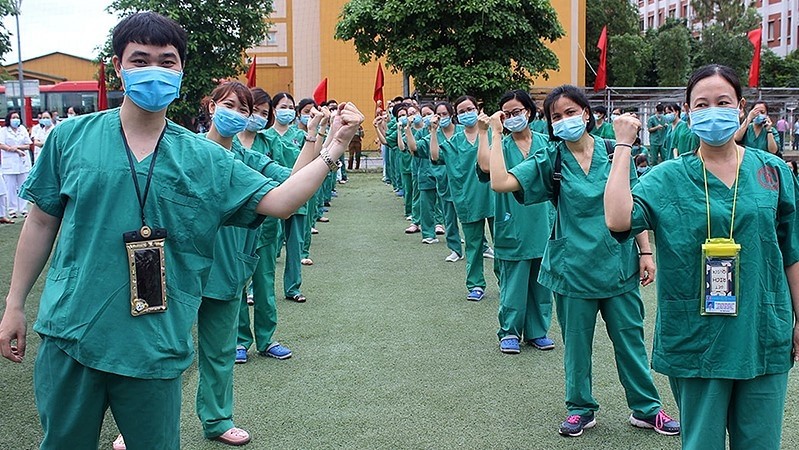 Medical staff of Vietna - Sweden Hospital in Uong Bi city, Quang Ninh province, show their determination before departing to Bac Giang province to support the locality. (Photo: NDO)