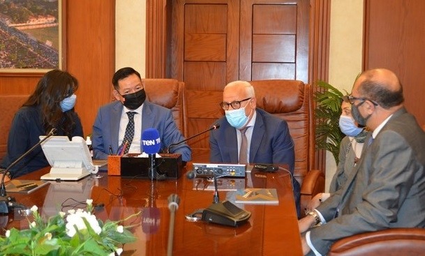 Vietnamese Ambassador Tran Thanh Cong (second from left) works with Port Said Governor Adel e-Ghadban. (Photo: VNA)