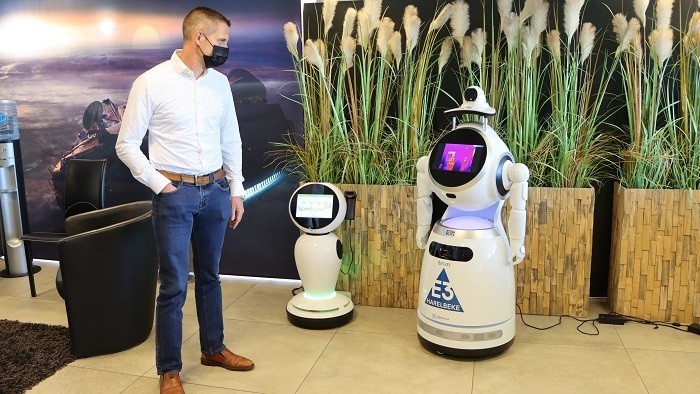 A robot of Zorabots checks the body temperature of the user. (Photo: VNA)