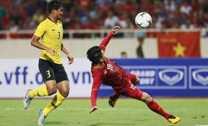 Nguyen Quang Hai (in red) scores a superb goal as Vietnam beat Malaysia 1-0 in the first leg at Hanoi's My Dinh Stadium two years ago. 