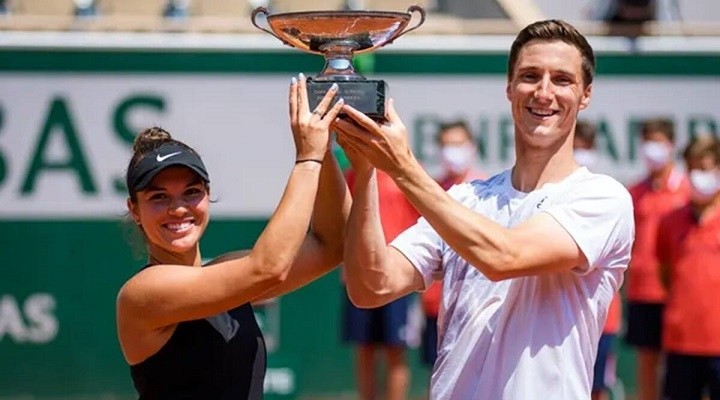Desirae Krawczyk and Joe Salisbury lift the mixed doubles trophy at the French Open. (Twitter/WTA)