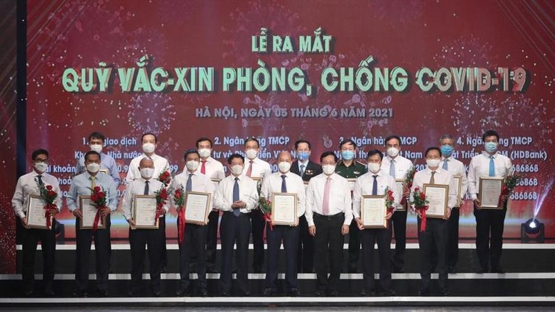 At the ceremony to launch the national COVID-19 vaccine fund (Photo: Quang Phuc)