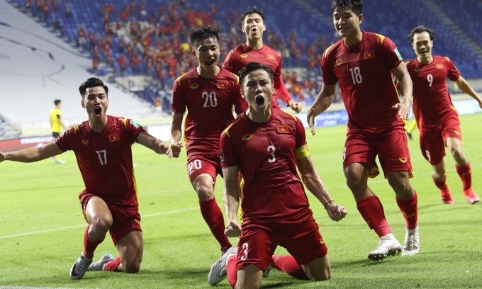 Que Ngoc Hai and teammates burst with joy after the Vietnam captain scores a last-gasp winner during their match against Malaysia on June 11. (Photo: Vnexpress)