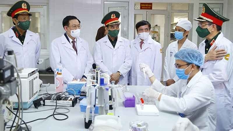 National Assembly Chairman Vuong Dinh Hue visits a lab in the university (Photo: VGP)