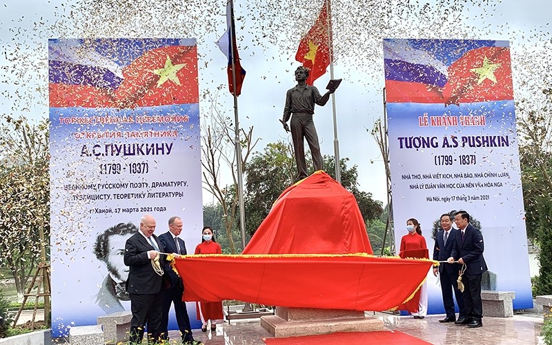 At the ceremony to inaugurate the statue of famous Russian poet Alexandre Sergeievich Pushkin at Hoa Binh Park in Hanoi’s Bac Tu Liem district. (Photo: Hanoi Department of Foreign Affairs)