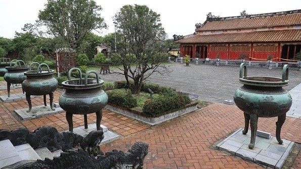 The intact urns, placed inside The To Temple in the Hue Imperial Citadel (Dai Noi) for over 200 years, are all cast in bronze. (Photo: baovanhoa.vn)