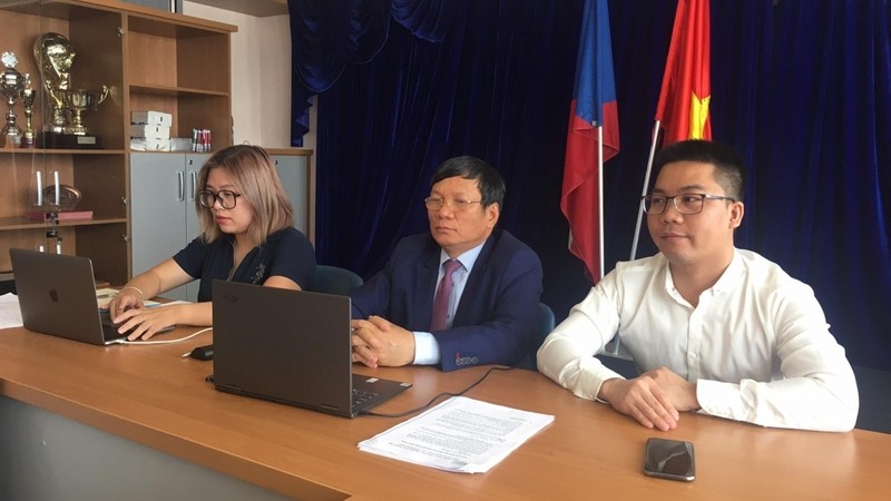 Chairman of the Association of the Vietnamese in Europe Hoang Dinh Thang (middle) and representatives from the Vietnamese Students' Association in the Czech Republic (Photo: VOV) 
