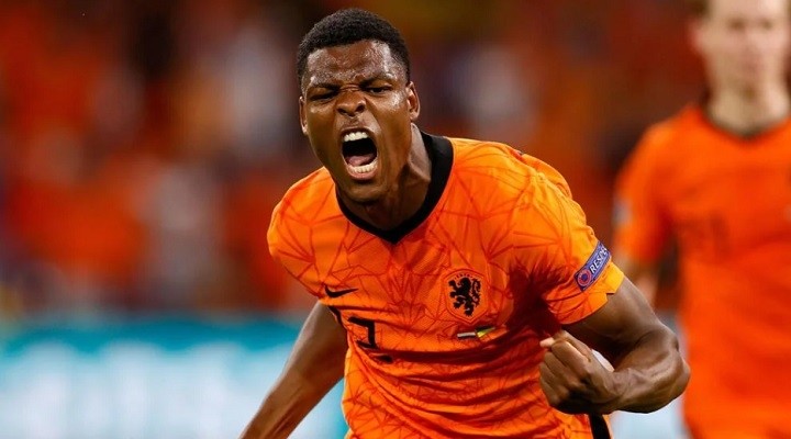 Denzel Dumfries celebrates scoring the dramatic winner in the Netherlands' 3-2 victory over Ukraine at the Euro 2021. (Photo: Getty)