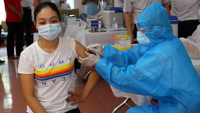 Vietnam has chosen the vaccination coverage to create herd immunity. (Photo: NDO)