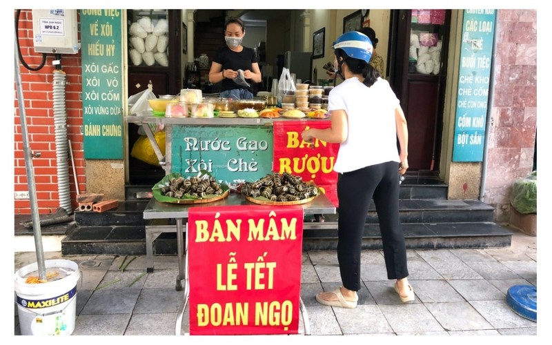 On the morning of June 14 – the Doan Ngo Festival (the fifth day of the fifth lunar month), from early on, Hanoi people are busy buying fermented glutinous rice, fruit, and cake before offering incense.